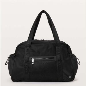 Lululemon Everywhere Duffel Bag 27L in Black